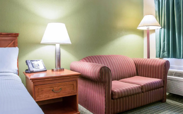 photo 5 of Rodeway Inn Grand Haven