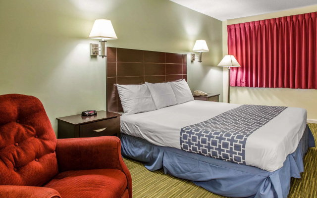 photo 4 of Rodeway Inn Groton - New London