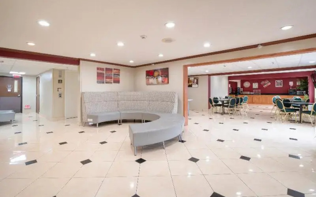 photo 2 of OYO Townhouse Houston Airport North