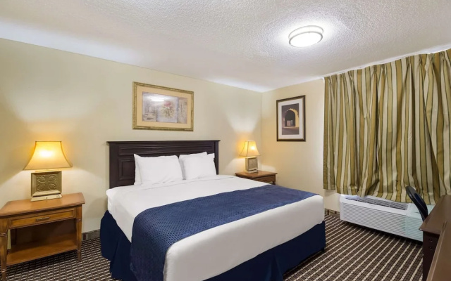 photo 3 of OYO Townhouse Houston Airport North