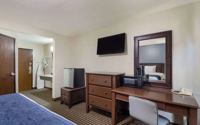 photo 5 of OYO Townhouse Houston Airport North
