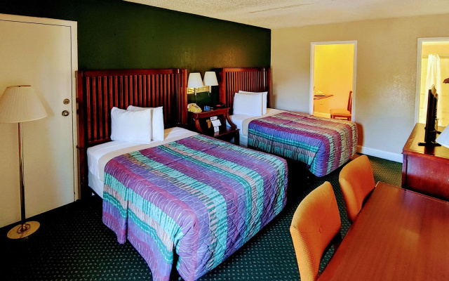 photo 3 of Rodeway Inn Maingate