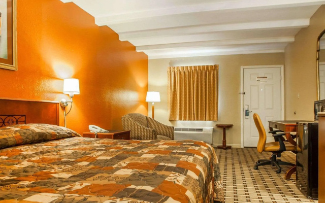 photo 4 of Rodeway Inn Nashville Hotel