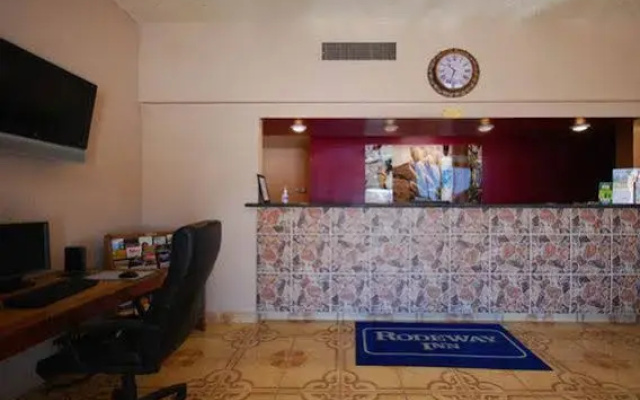 photo 2 of Airport Inn Downtown
