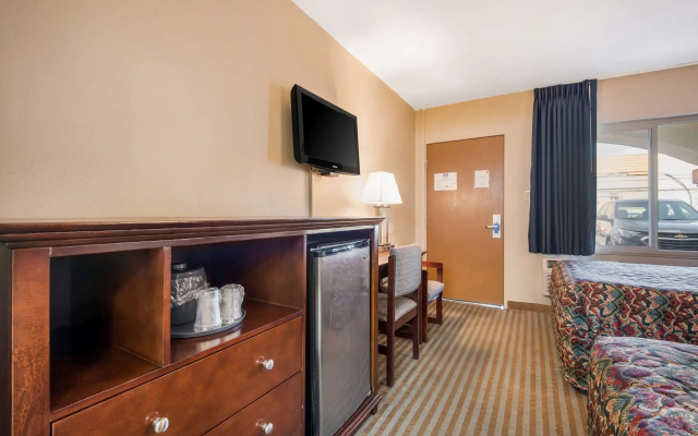 photo 4 of Rodeway Inn Regalodge