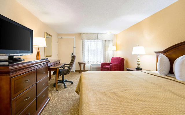 photo 3 of Rodeway Inn Metro Airport