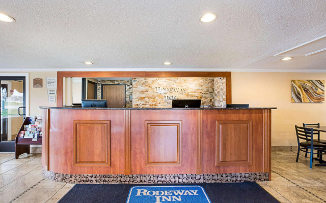 photo 5 of Rodeway Inn Metro Airport