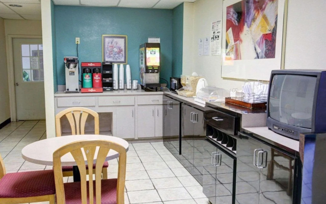 photo 4 of University Inn