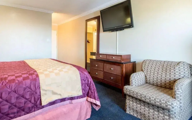 photo 5 of Rodeway Inn Signal Hill