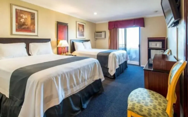 photo 2 of Queencity Inn