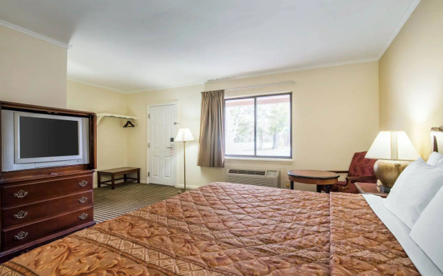 photo 3 of Rodeway Inn Skytop