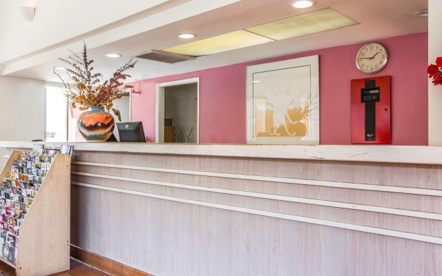 photo 2 of Rodeway Inn South Gate - Los Angeles South