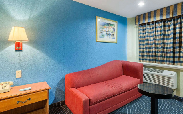 photo 3 of Rodeway Inn South Houston