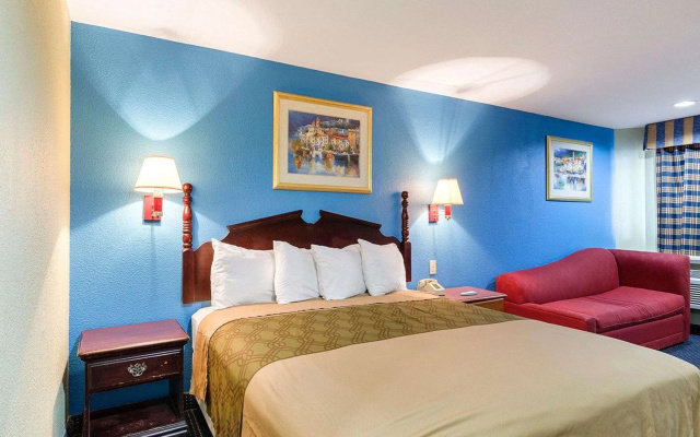 photo 5 of Rodeway Inn South Houston
