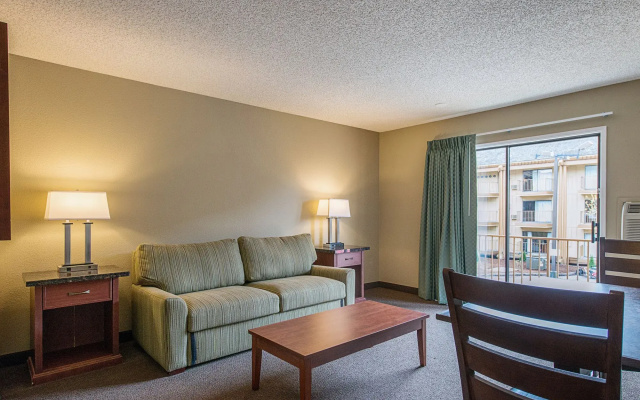 photo 3 of Rodeway Inn & Suites Portland