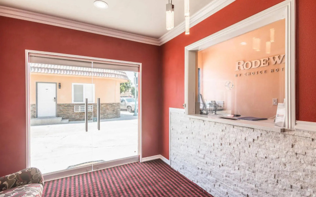 photo 4 of Rodeway Inn & Suites