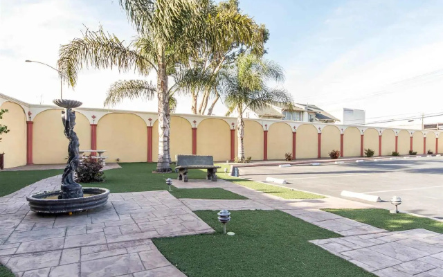 photo 2 of Rodeway Inn & Suites Near The Coliseum & Arena