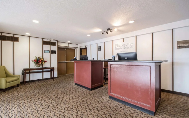 photo 2 of Rodeway Inn & Suites Portland - Jantzen Beach