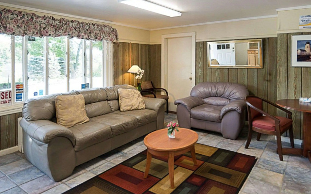photo 4 of Econo Lodge