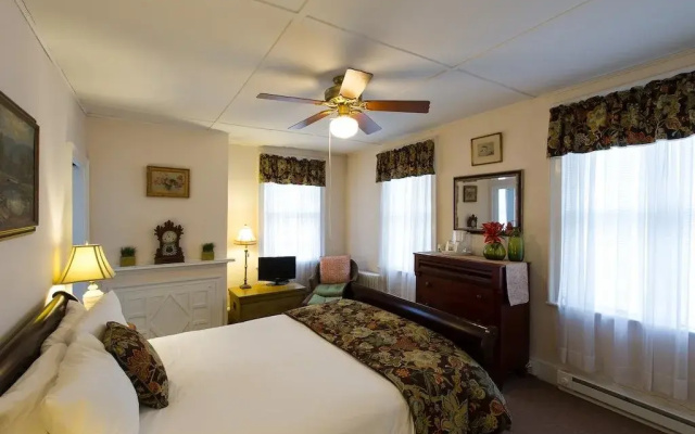 photo 3 of Rogues' Harbor Inn