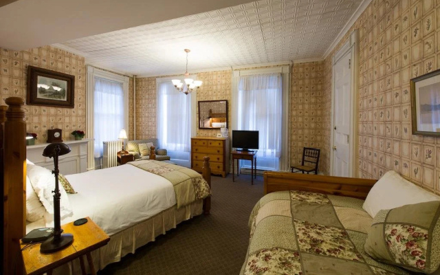 photo 4 of Rogues' Harbor Inn
