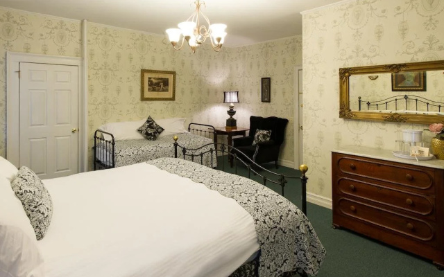 photo 5 of Rogues' Harbor Inn