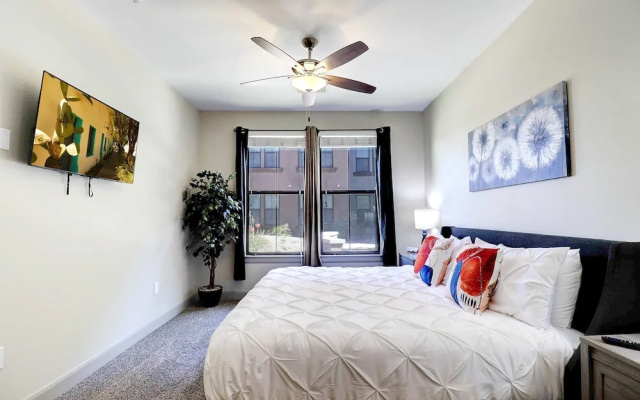 photo 3 of Rooftop Pool with Views-King Beds-Parking 1123