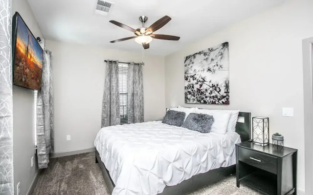 photo 4 of Rooftop Pool, Views, Close to Shops & Dining C4427
