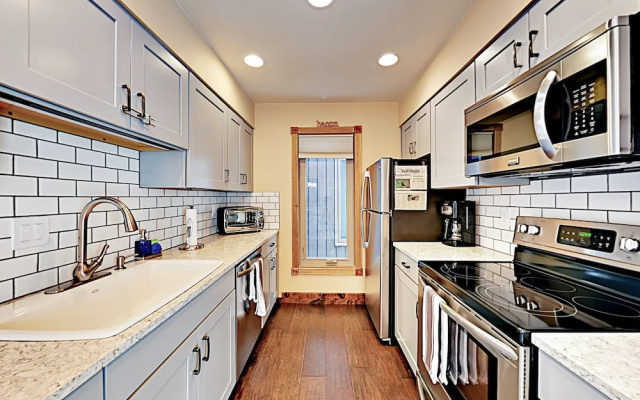 photo 5 of Roomy 3112 - 3 Br Townhouse