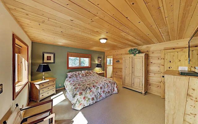 photo 2 of Roomy Forest-view W/ Private 2-car Garage 4 Bedroom Home