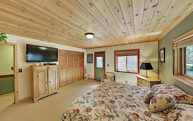 photo 3 of Roomy Forest-view W/ Private 2-car Garage 4 Bedroom Home