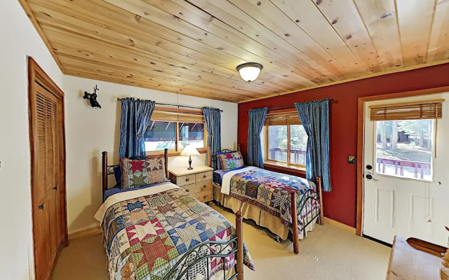 photo 4 of Roomy Forest-view W/ Private 2-car Garage 4 Bedroom Home