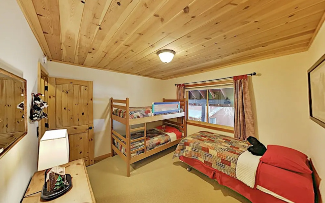 photo 5 of Roomy Forest-view W/ Private 2-car Garage 4 Bedroom Home