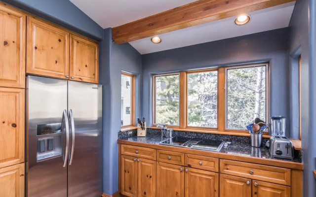 photo 4 of Roomy Vail House in Inter mountain by RedAwning