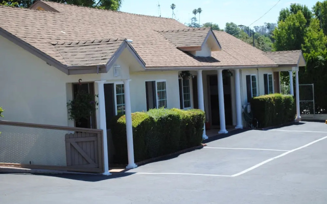 photo 4 of Rose Bowl Motel
