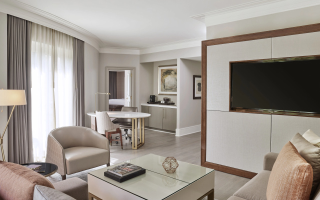 photo 3 of Hotel Crescent Court