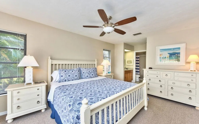 photo 4 of Rovigo Vacation Rental: Spacious Retreat with Panoramic Lake Views in Kings Lake. 4-BR, 4-Bathroom Home with Private Pool, just 3.4 Miles from the Vibrant Fifth Avenue South and Naples Attractions