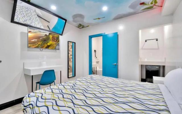 photo 2 of Royal Hawaiian Inn - Mid City, Los Angeles