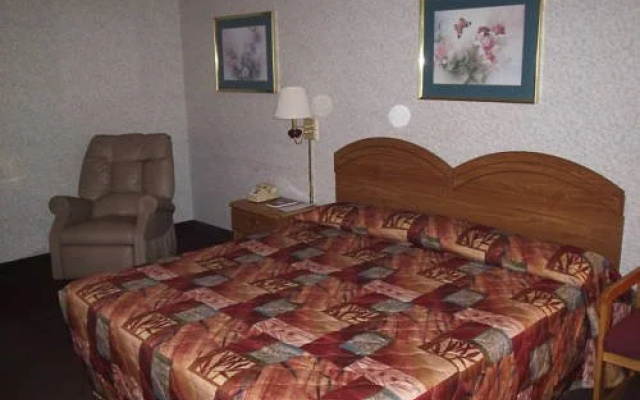 photo 2 of Royal Inn