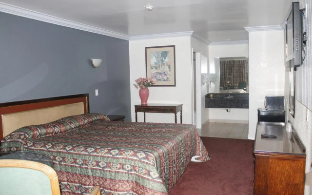 photo 2 of Royal Inn