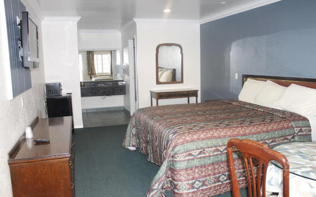 photo 3 of Royal Inn