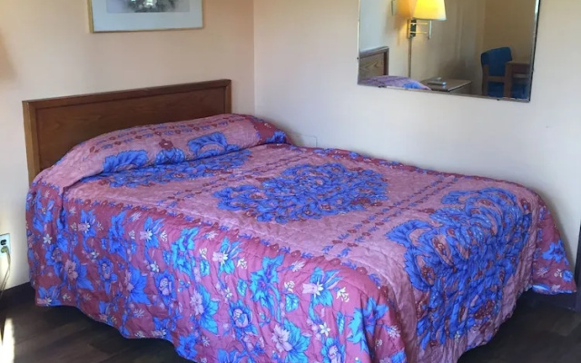 photo 3 of Royal Inn