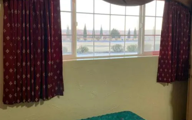 photo 3 of Royal Inn