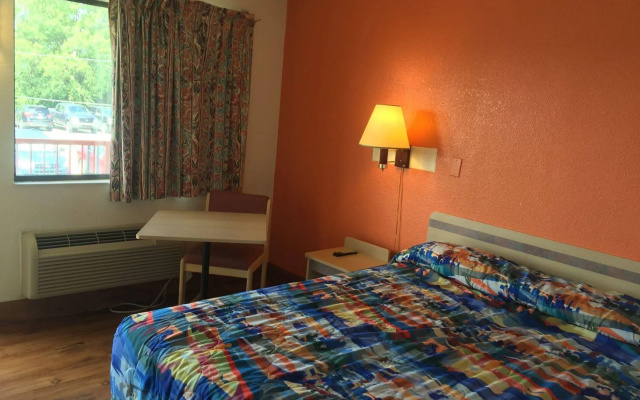photo 3 of Royal Inn