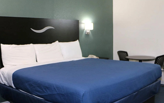 photo 4 of Royal Inn Dallas NW