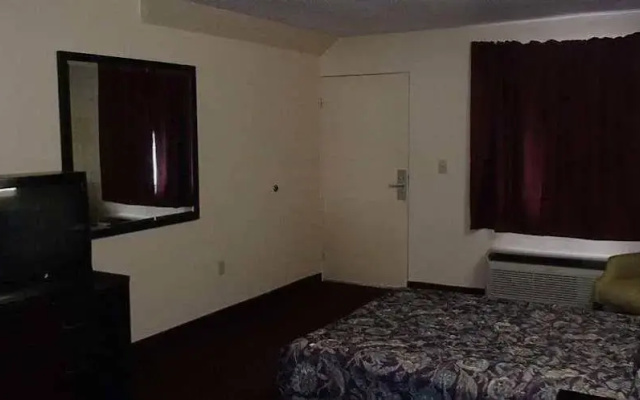 photo 3 of Royal Inn Lafayette