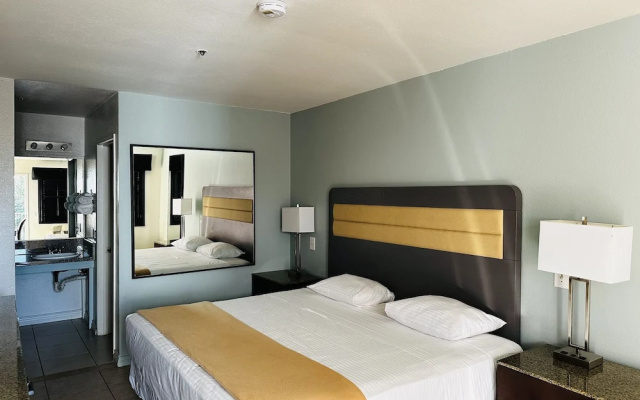photo 2 of Casa Blanca Express & Suites Cypress Buena Park - Anaheim Area