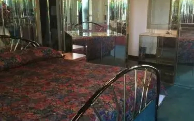 photo 2 of Royal Inn - Neptune