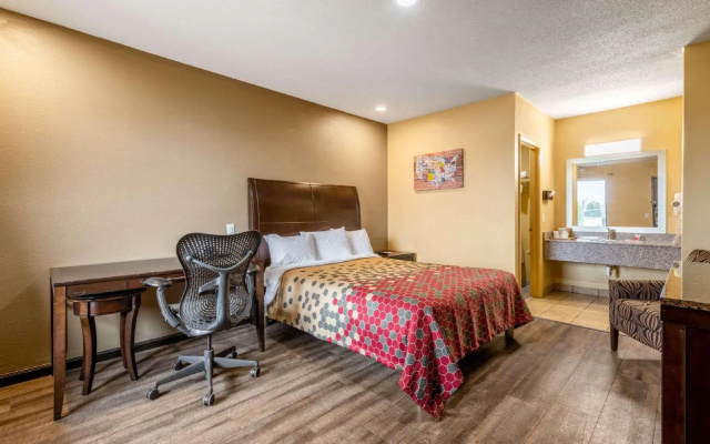 photo 3 of Econo Lodge Inn & Suites