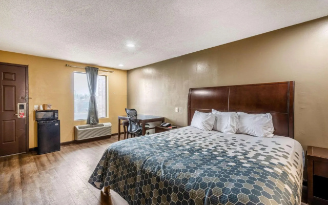 photo 5 of Econo Lodge Inn & Suites